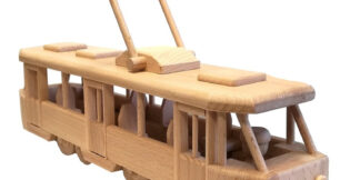 Ceeda Cavity Dřevěná tramvaj