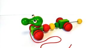 Dřevěná tahací hračka Dráček